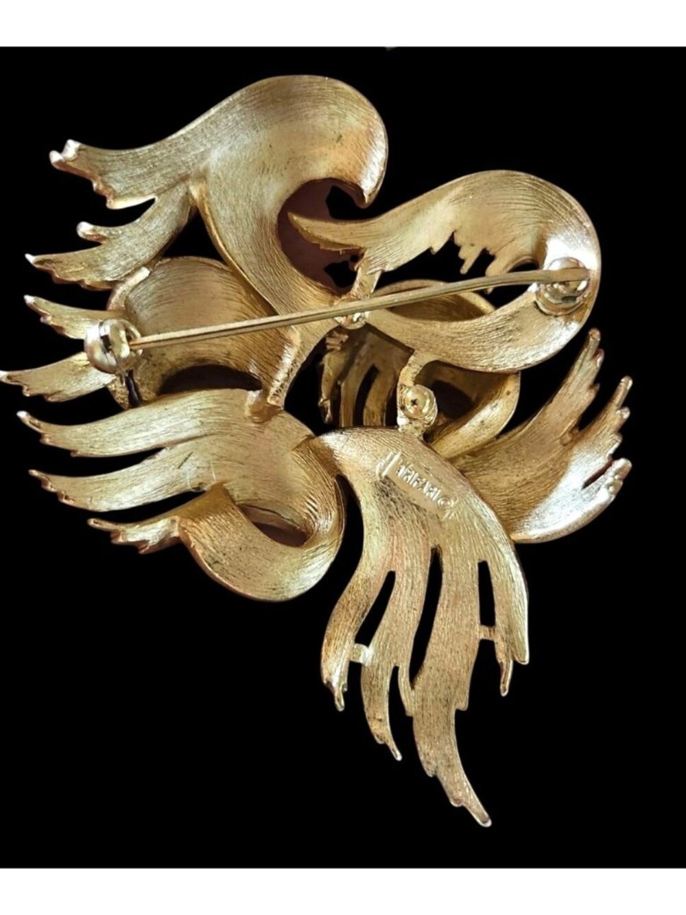 Crown Trifari Vintage 1960 Gold-Tone Abstract Ribbon Brooch Signed 2.5" Elegant - Picture 3 of 6